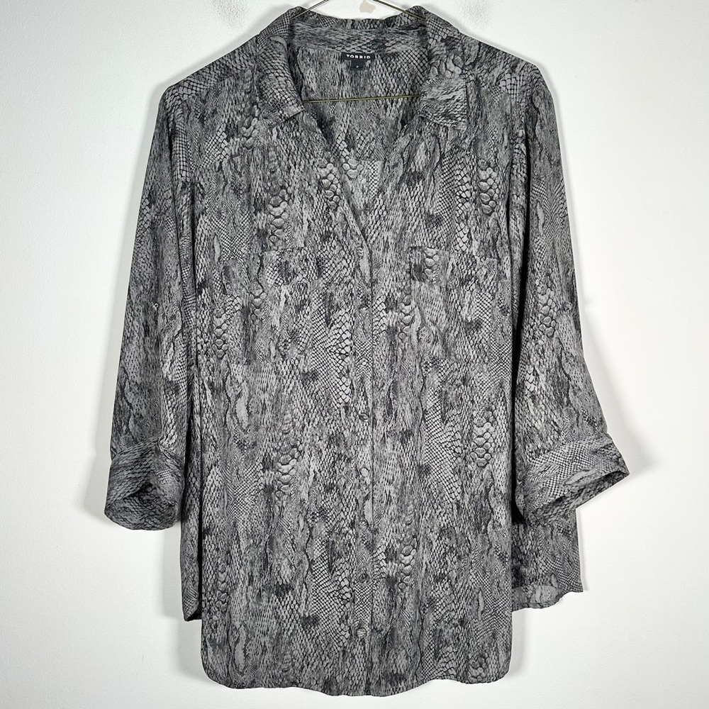 Torrid Women’s Plus Size 2/2x Reptile Print Button Front Blouse
